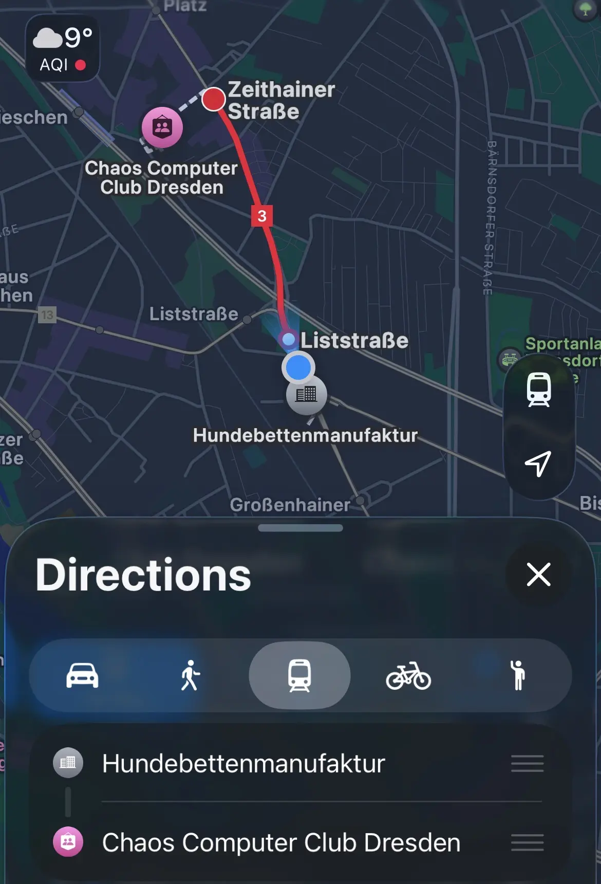Screenshot einer Navigations-App, die eine Route in Dresden zeigt mit einer roten ÖPNV Linie, die vom Chaos Computer Club Dresden an der Zeithainer Straße über die Liststraße  zur Hundebettenmanufaktur  führt. Am unteren Bildschirmrand befindet sich eine weiße Leiste mit dem Titel Directions und Symbolen für verschiedene Transportmittel, wobei das Zug-Symbol in grau hervorgehoben ist. Die Temperatur von neun Grad und ein AQI-Indikator werden in der oberen linken Ecke angezeigt