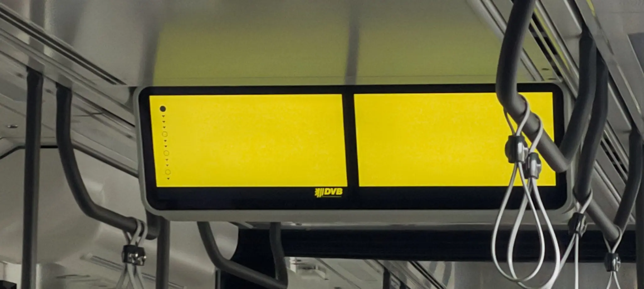Foto von zwei Anzeigetafeln mit digitalem DVB-Branding in einer Straßenbahn. Die nächsten angezeigten Haltestellen sind alle leer.