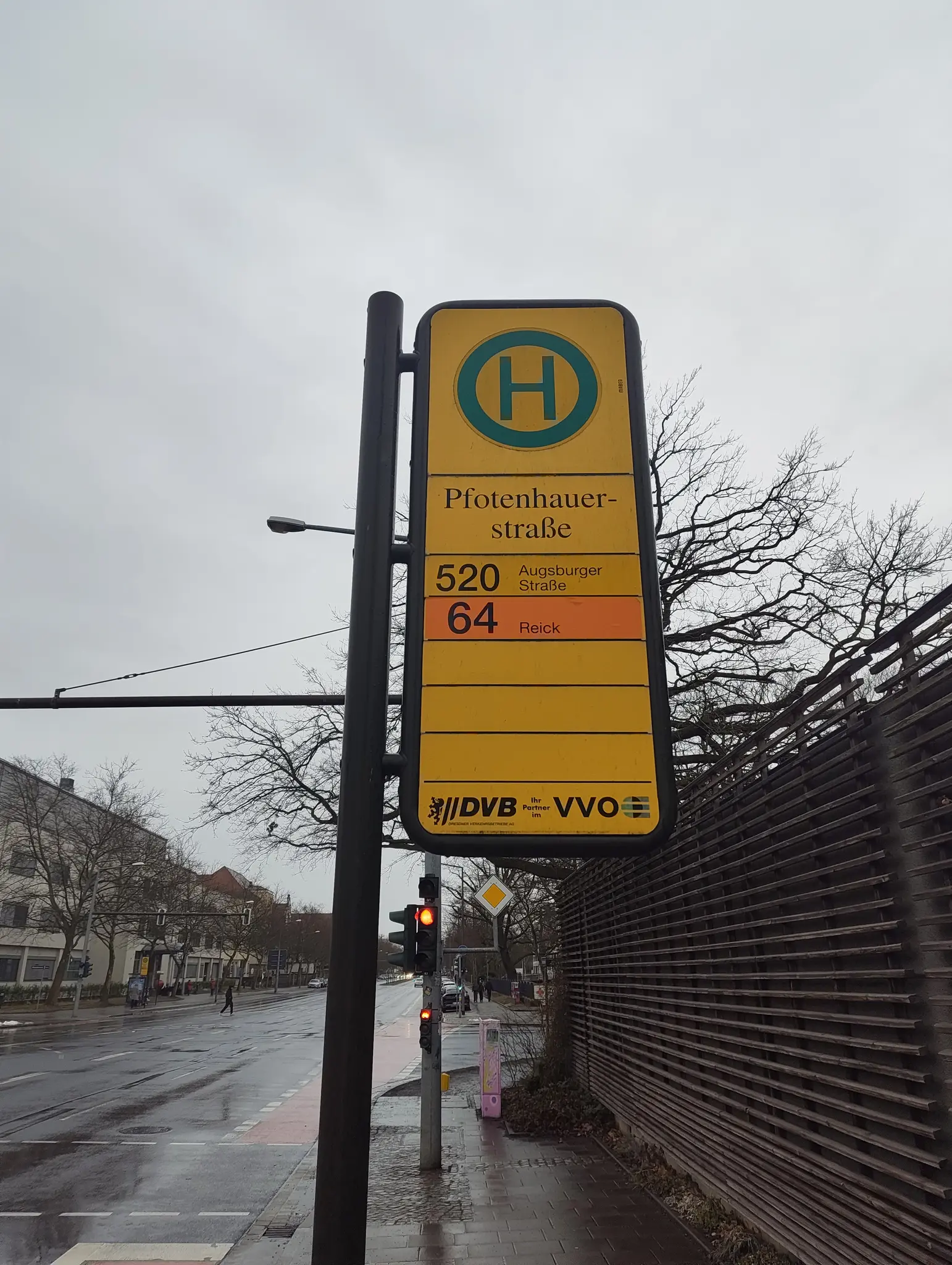 Foto von einem Haltestellenschild mit der Aufschrift Pfotenhauer Straße