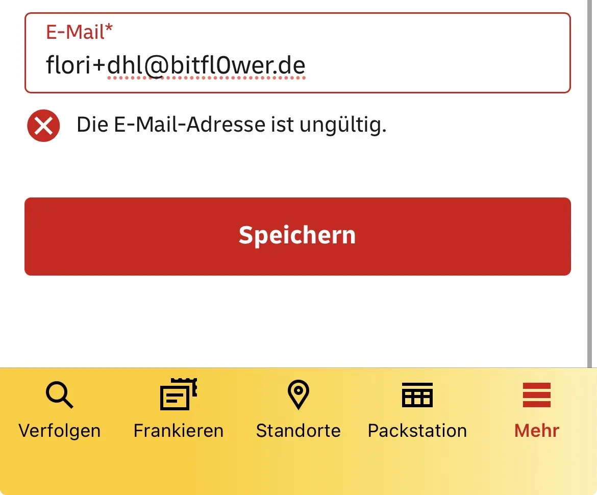 Screenshot der DHL App. Ein Formularfeld "E-Mail" ist rot umrandet mit einem Fehlerhinweis "Die E-Mail-Adresse ist ungültig.". Die E-Mail in dem Feld lautet "flori+dhl@bitfl0wer.de". Unter dem Formularfeld ist ein roter "Speichern"-Button. Am unteren Rand des Bildschirms ist eine gelbe Navigationsleiste mit schwarzen Knöpfen zu sehen.